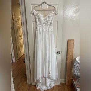BRAND NEW wedding dress